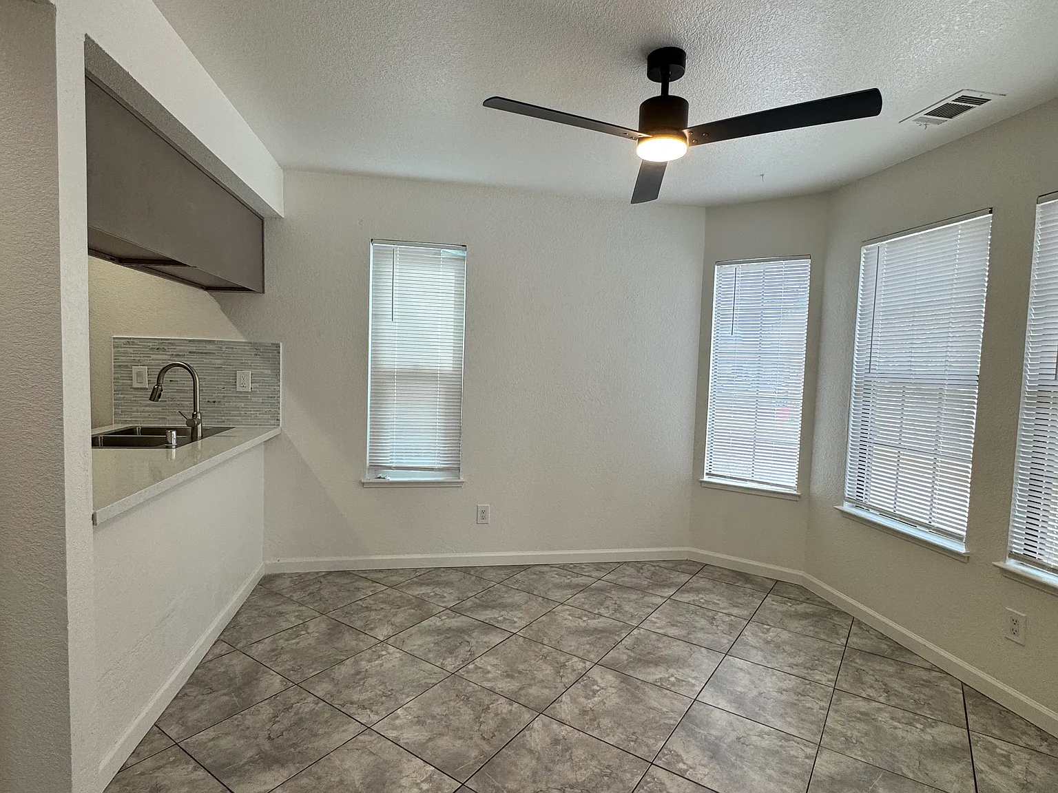 3 bed, 2.5 bath, 1309 sqft, $2,600 — Photo 3