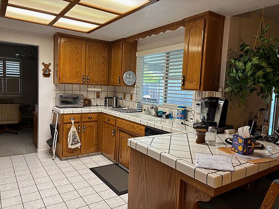 2nd image of 1691 Davis St