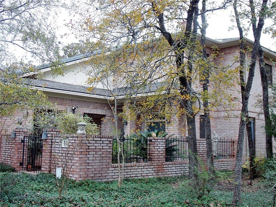 1st image of 32 Forest Dr