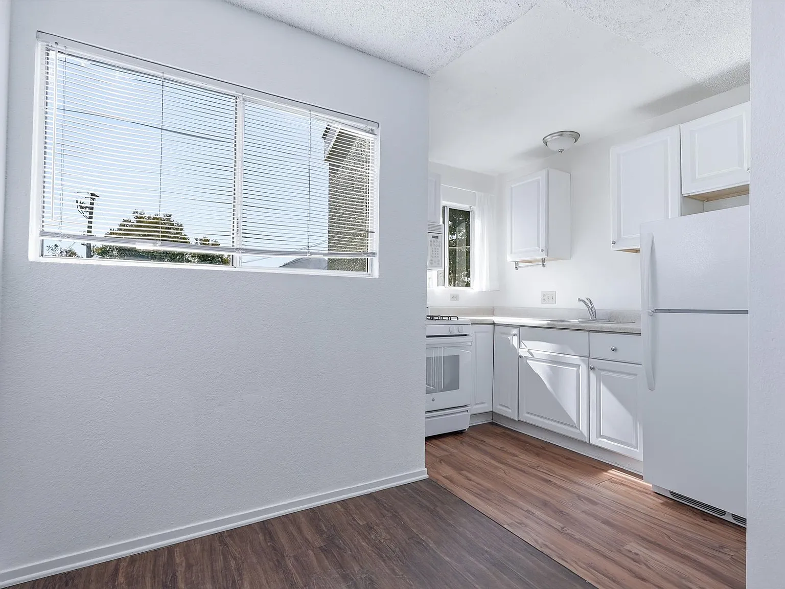 Studio, $2,000 — Photo 2