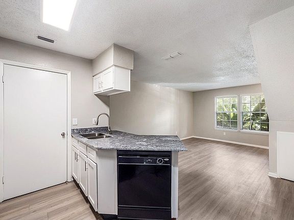 4th image of 654 Glades Cir #218