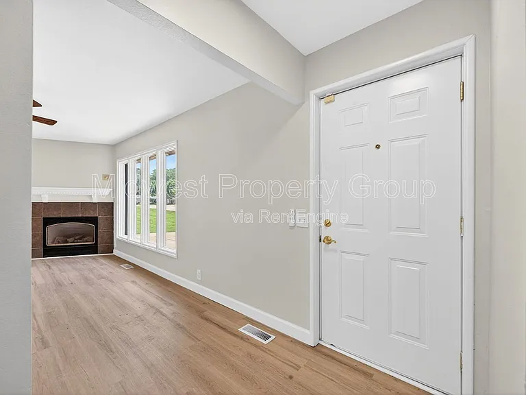 2765 Chelsea Dr — Photo 2