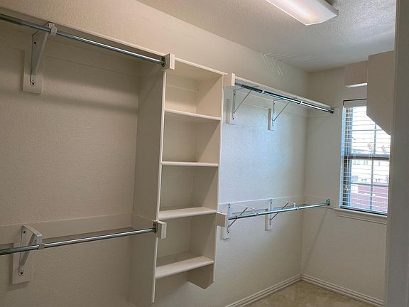 4th image of 324 Tallgrass Ln