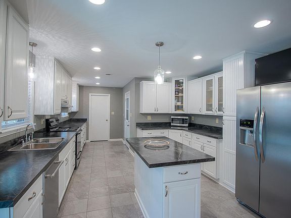 4th image of 15686 Parkwood Dr S
