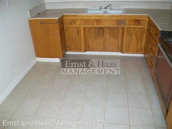 3rd image of 2527 Eucalyptus Ave #3