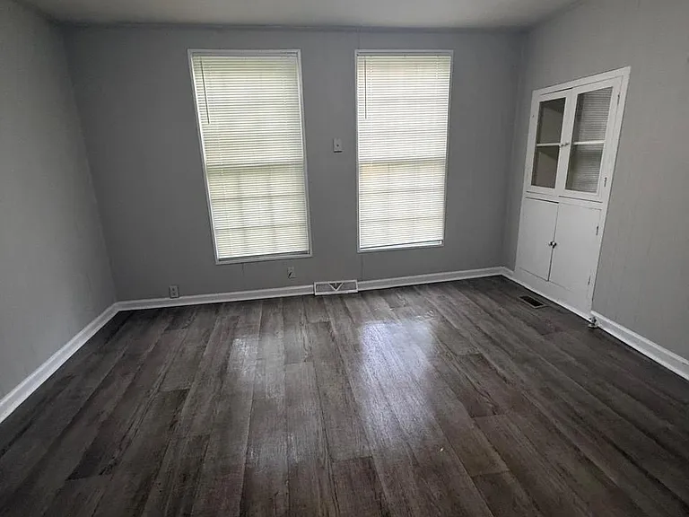 202 E 19th St SW — Photo 9