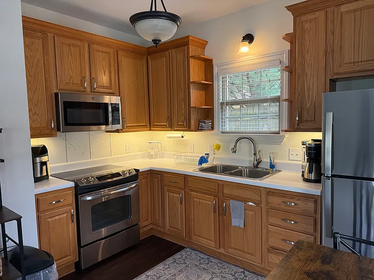 147 Greenlawn Dr NE — Photo 3