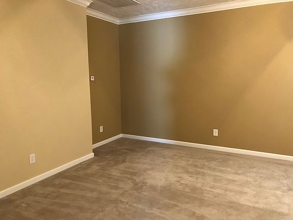 Living room/dining space 