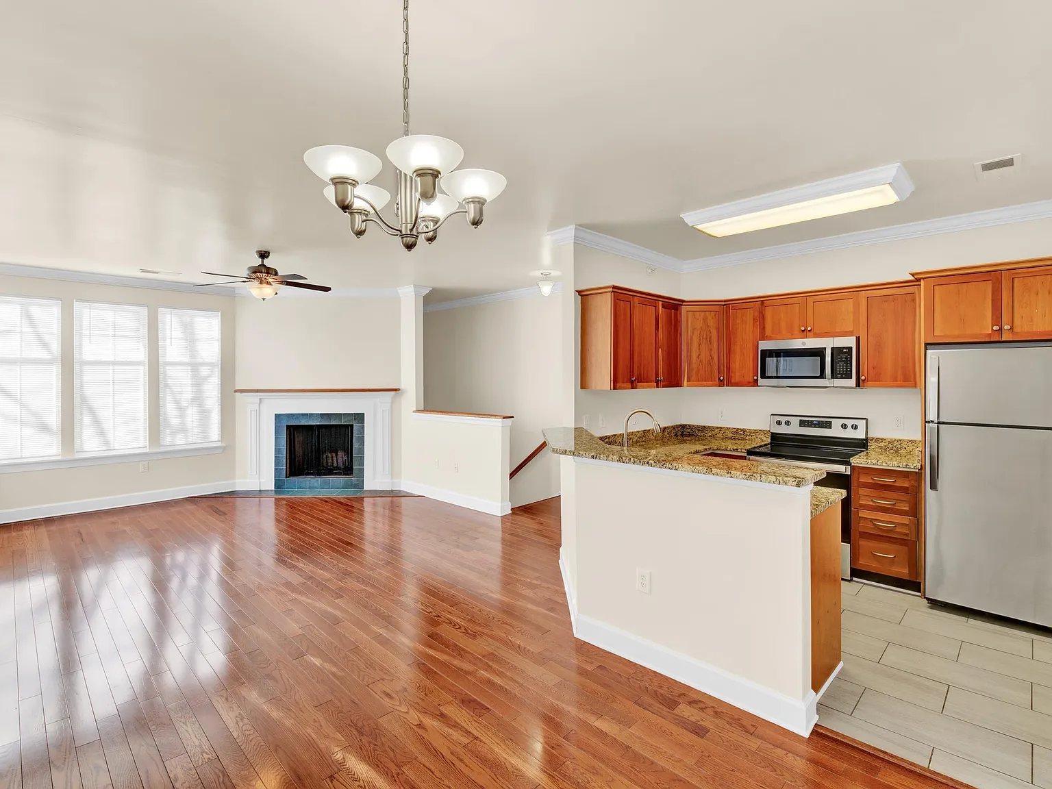 1 bed, 1.0 bath, 1116 sqft, $1,945 — Photo 2