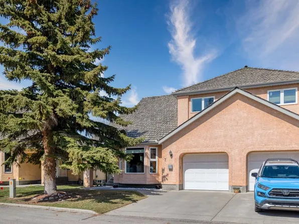 26 SE Quigley Dr #7, Cochrane, AB T4C 1M2