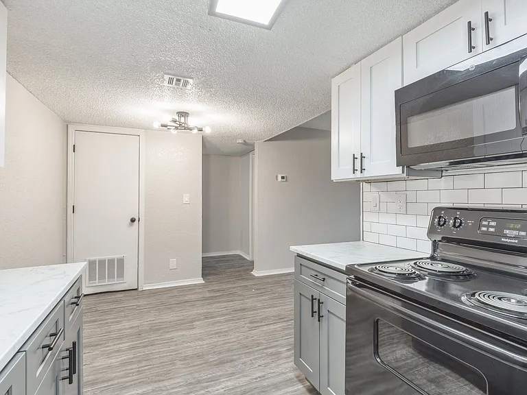 Chateau 68 Apartments — Photo 8