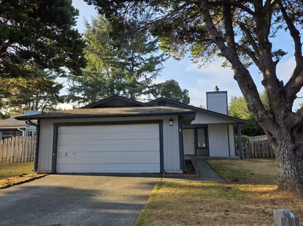 240 Breakwater Dr, Crescent City, CA 95531