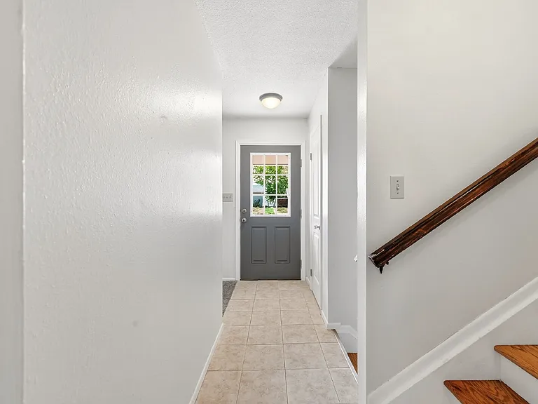 1087 Hathaway Dr — Photo 3