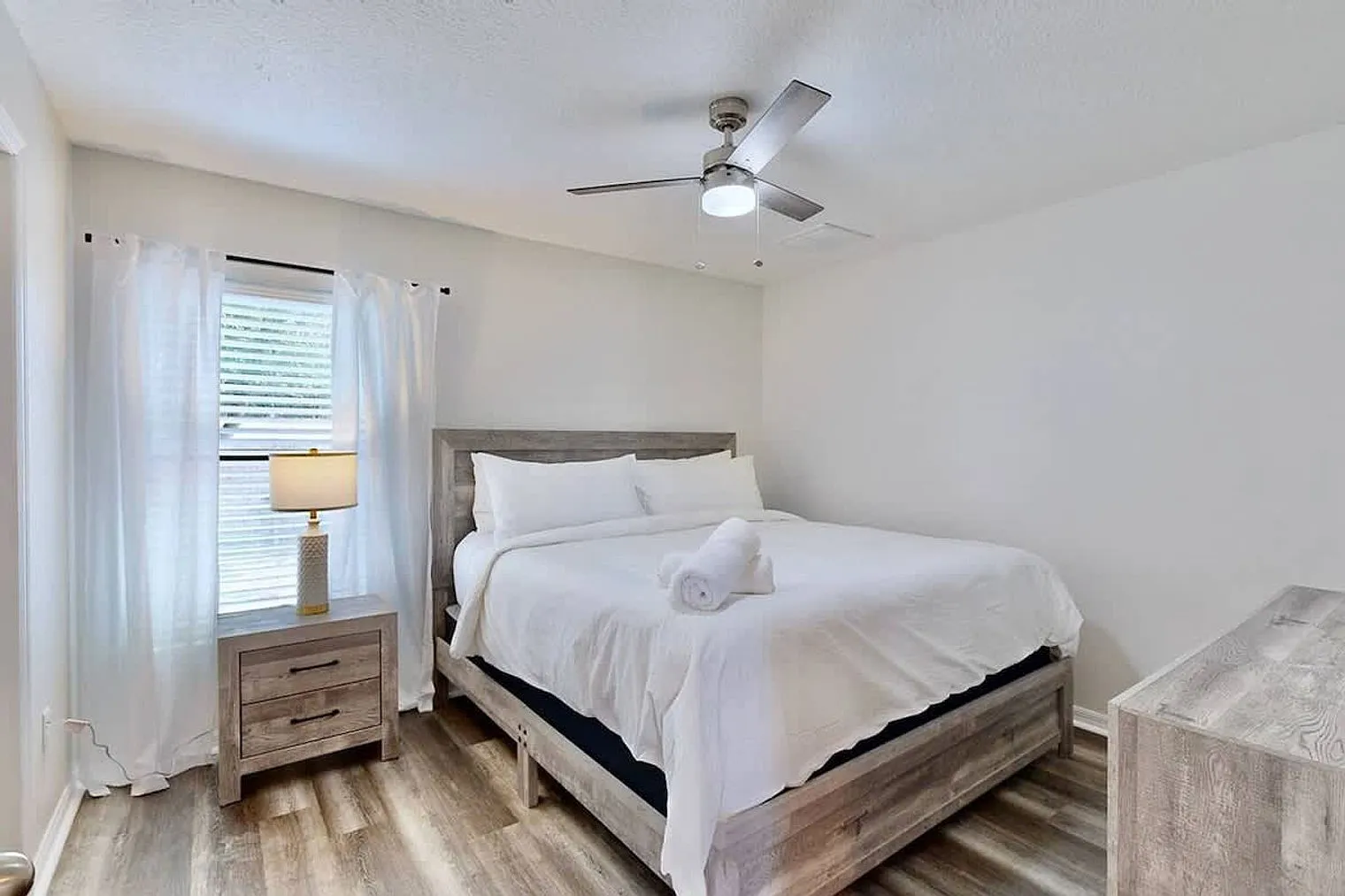 3 bed, 2.0 bath, 1130 sqft, $4,612 — Photo 4