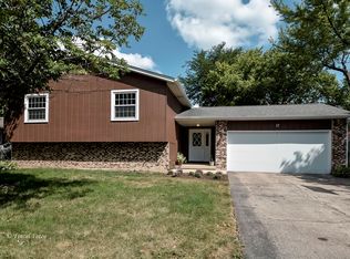 17 Lockman Cir, Elgin, IL 60123