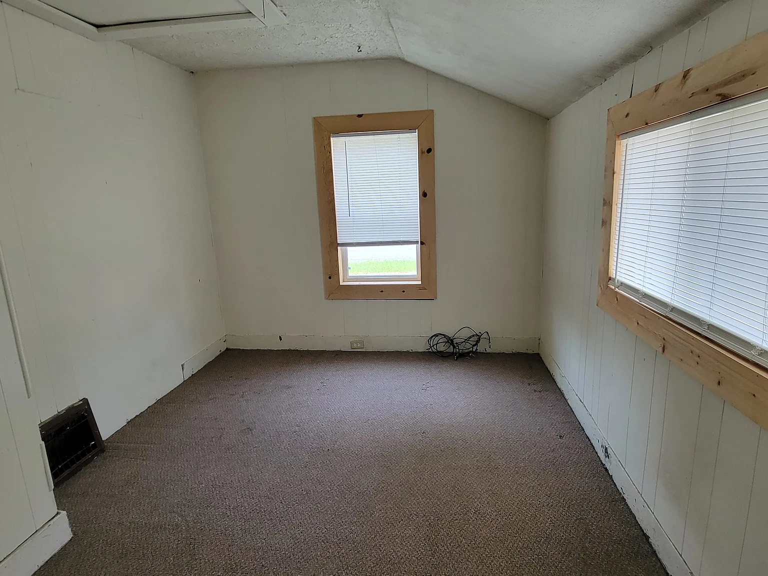 6 bed, 2000 sqft, $1,300 — Photo 3