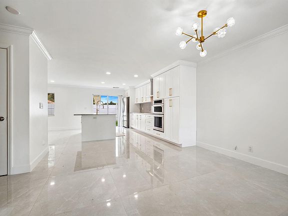 4th image of 3460 Commodore Ct