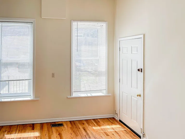 2454 N Southport Ave — Photo 13