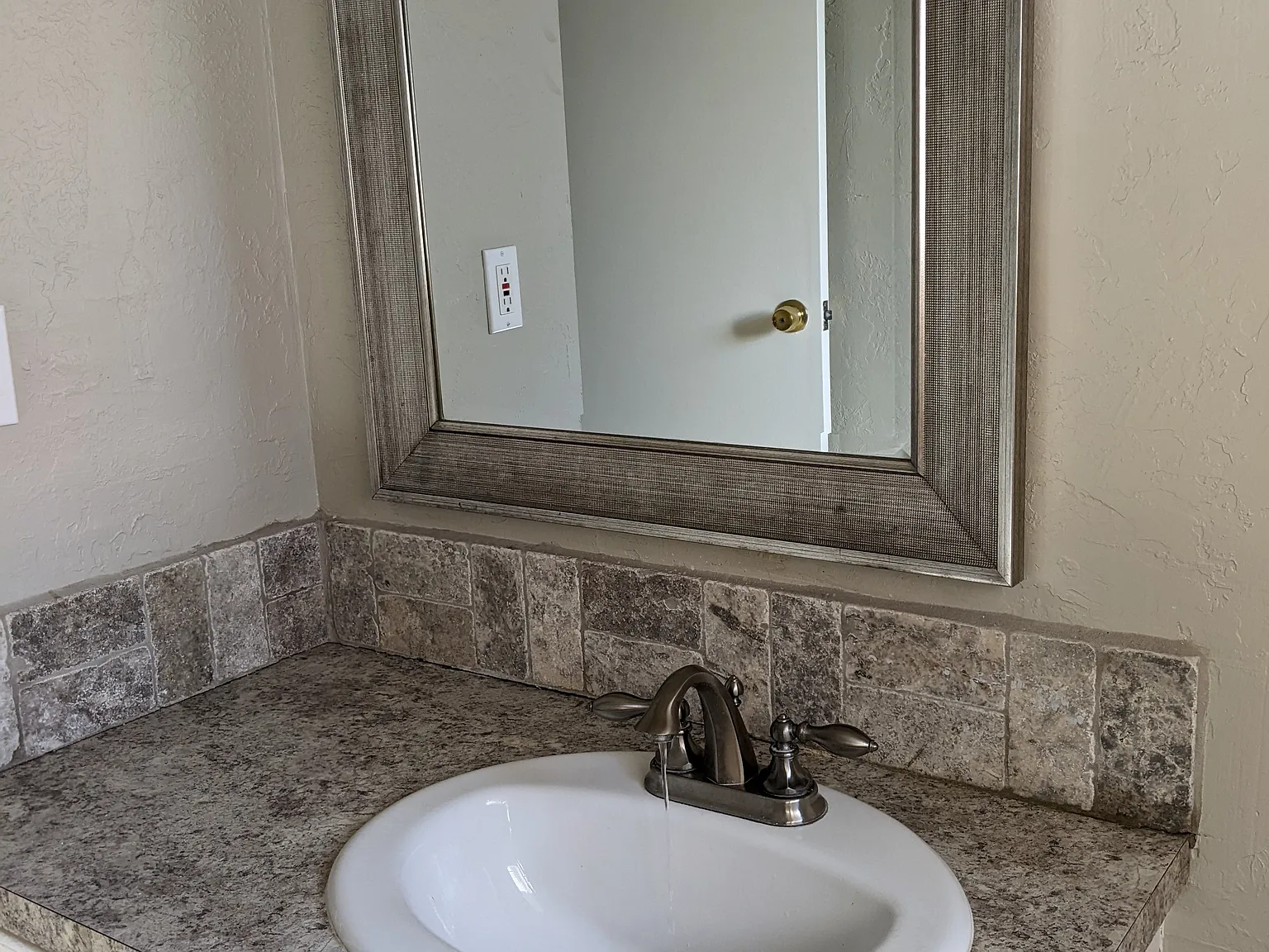 3 bed, 1.5 bath, 1078 sqft, $1,100 — Photo 3