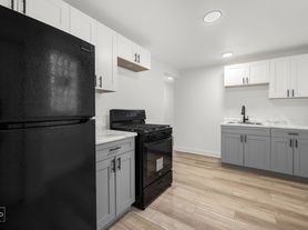 7655 S May Chicago, IL 60620