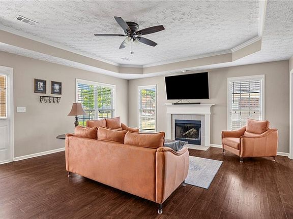 3rd image of 84 Lincolnshire Ln