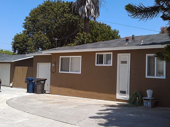 Drive way view, can fit two cars. (pls don't block the driveway)