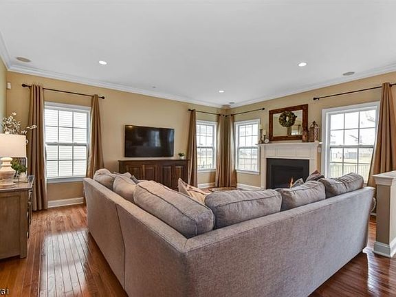 4th image of 16 Boudinot Ln