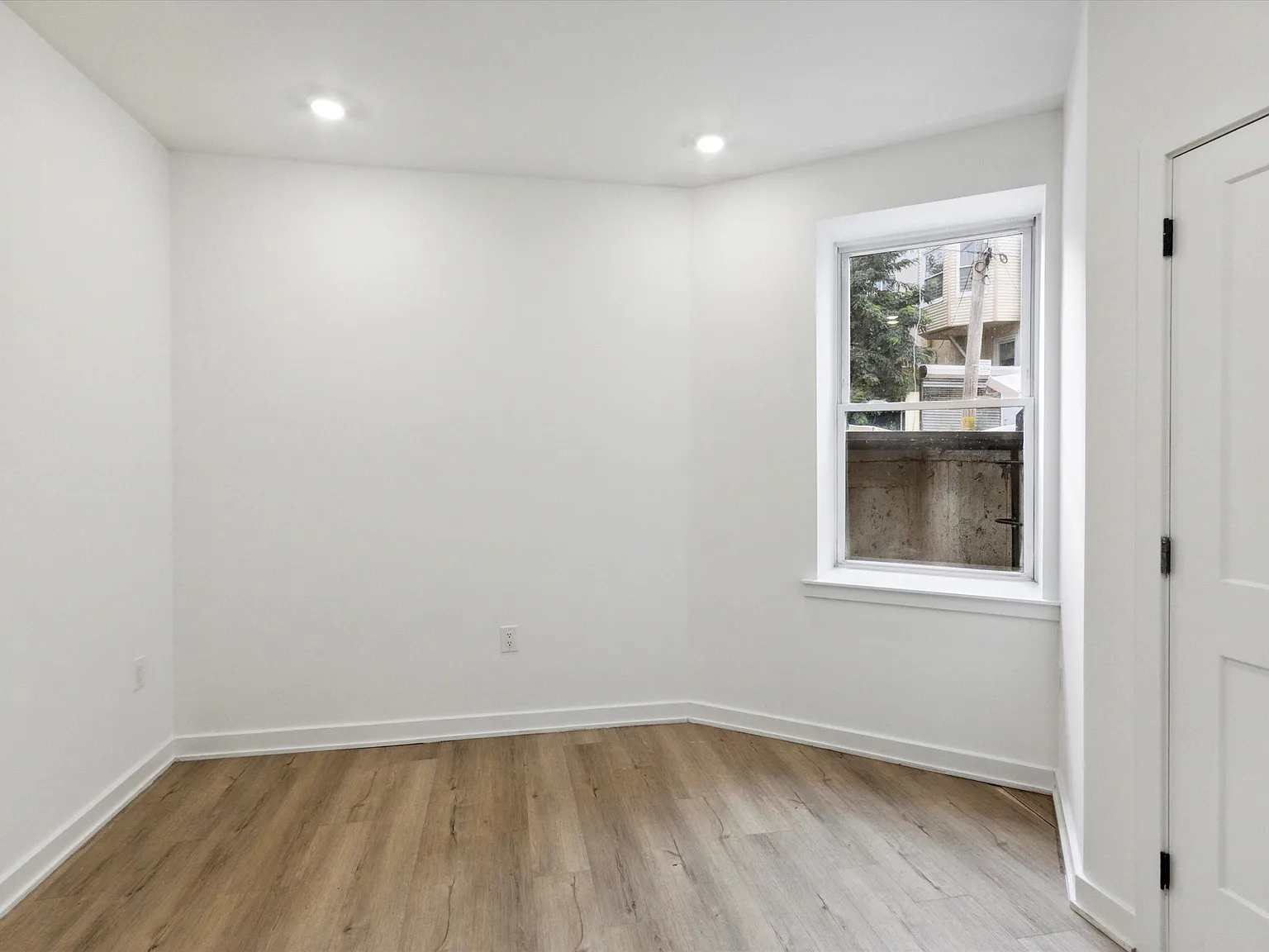 1533 N Sydenham St — Photo 4