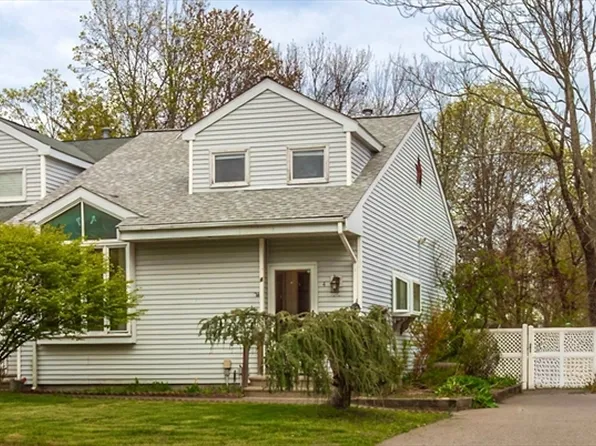 4 Lauren Dr, Rockland, MA 02370