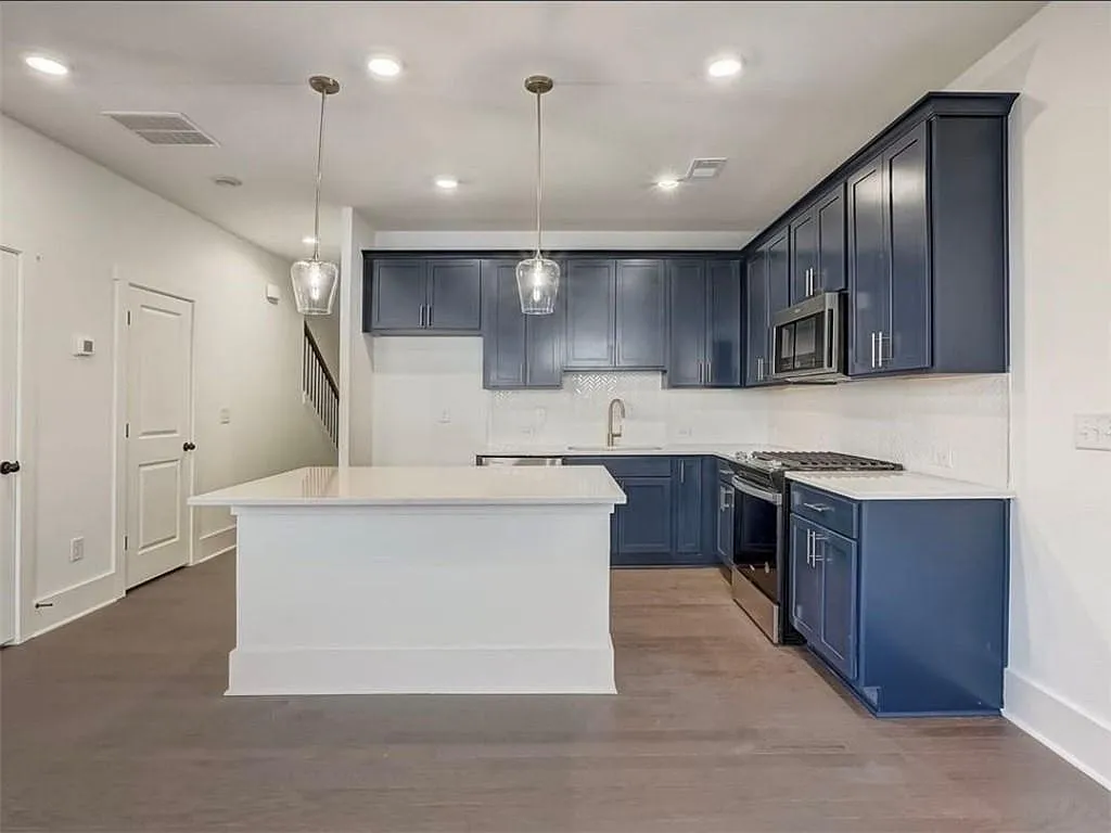 3 bed, 2.5 bath, 1408 sqft, $2,800 — Photo 3