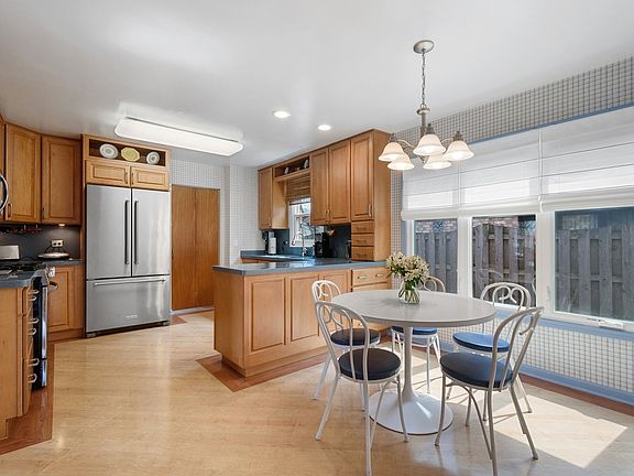 Eat-in Area/Kitchen
