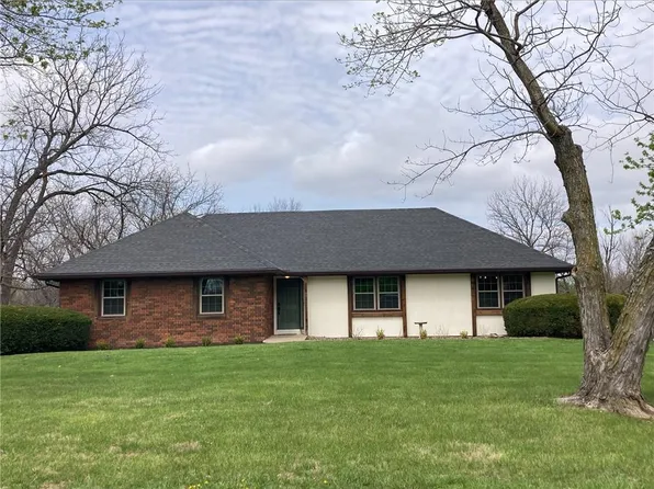 13491 Heritage Dr, Saint Joseph, MO 64505