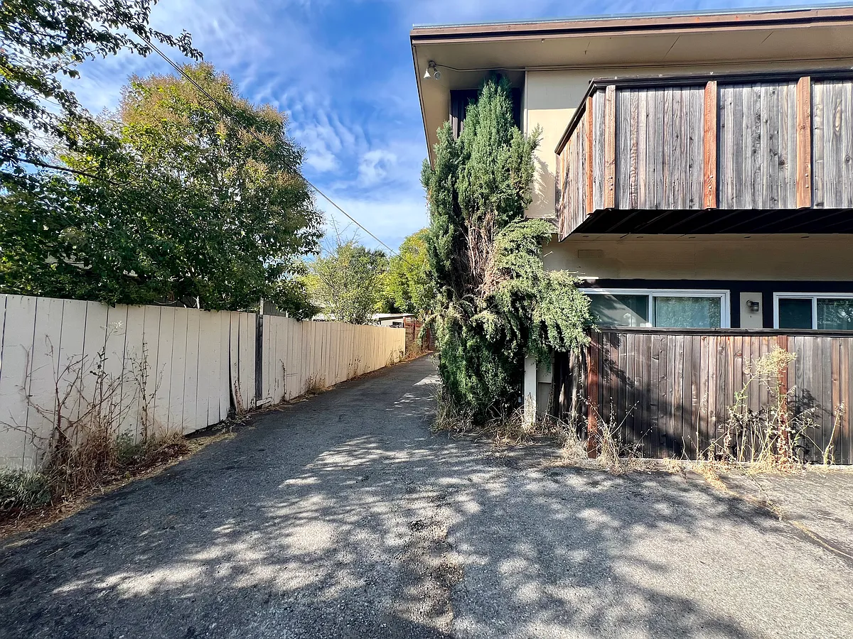 Building Photo - 1222 Sir Francis Drake Blvd