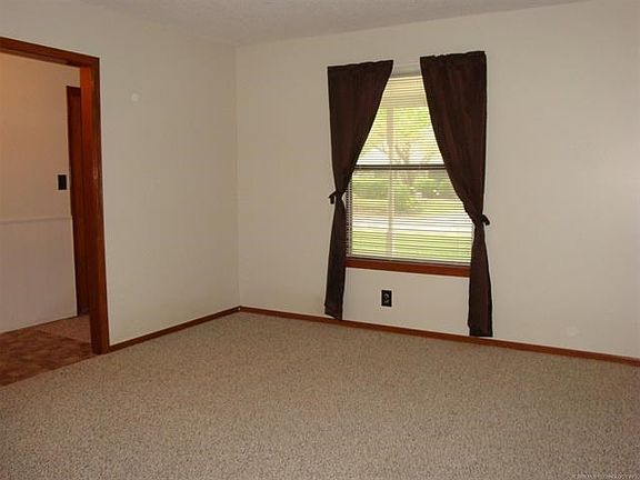 Nicely sized den right off the front door. Would make a great office or convert it into a 4th bedroom.