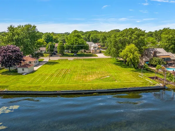 39196 Lakeshore Dr, Harrison Township, MI 48045