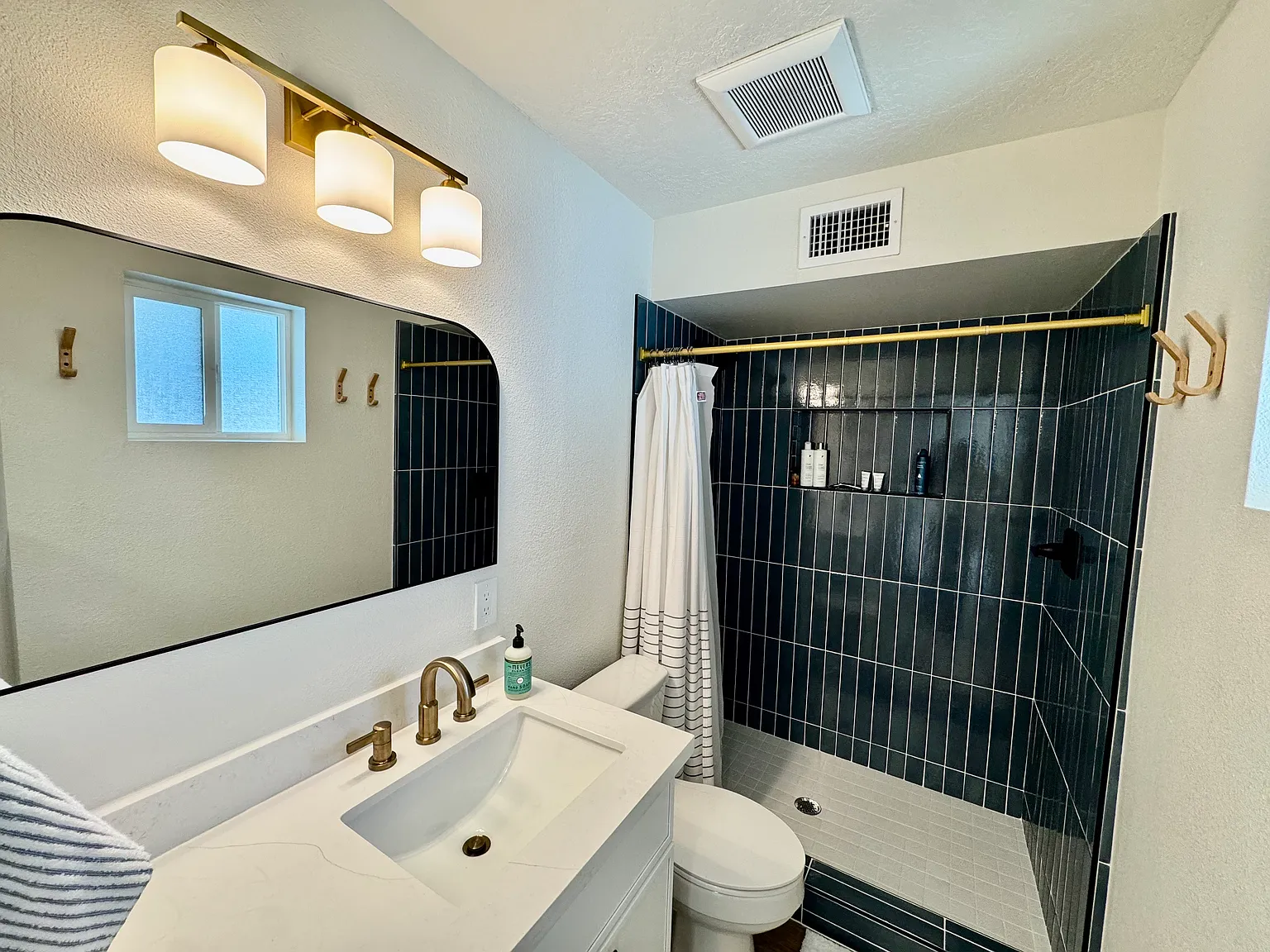 3 bed, 1958 sqft, $3,500 — Photo 4
