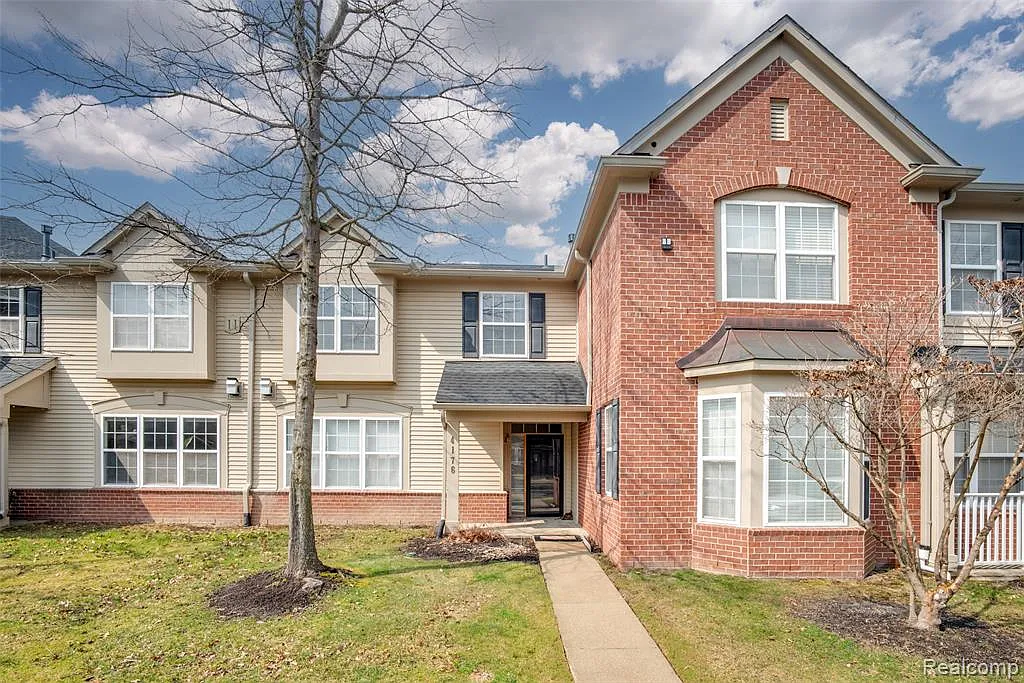 2 bed, 2.5 bath, 1669 sqft, $1,900 — Photo 1