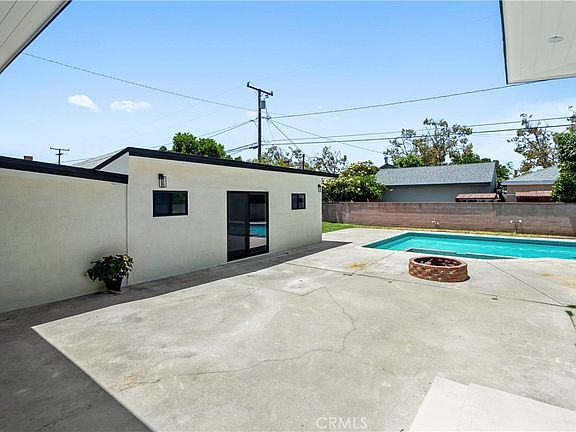 5th image of 9519 La Reina Ave