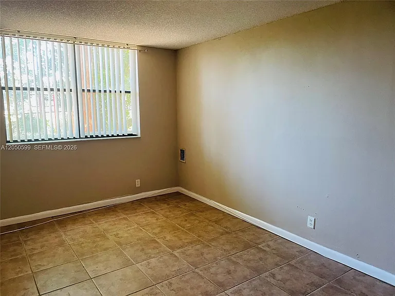 2401 Riverside Dr #114-B — Photo 10