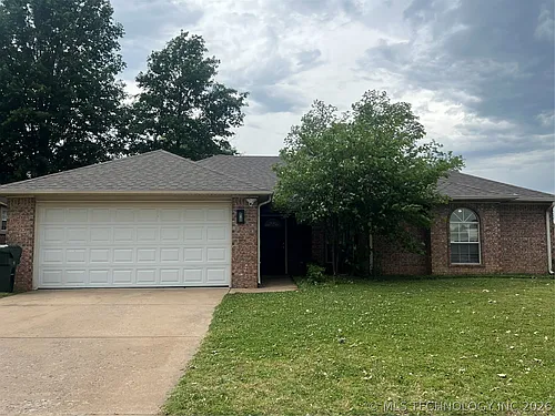 2301 SW Wolf Run Dr Photo 1