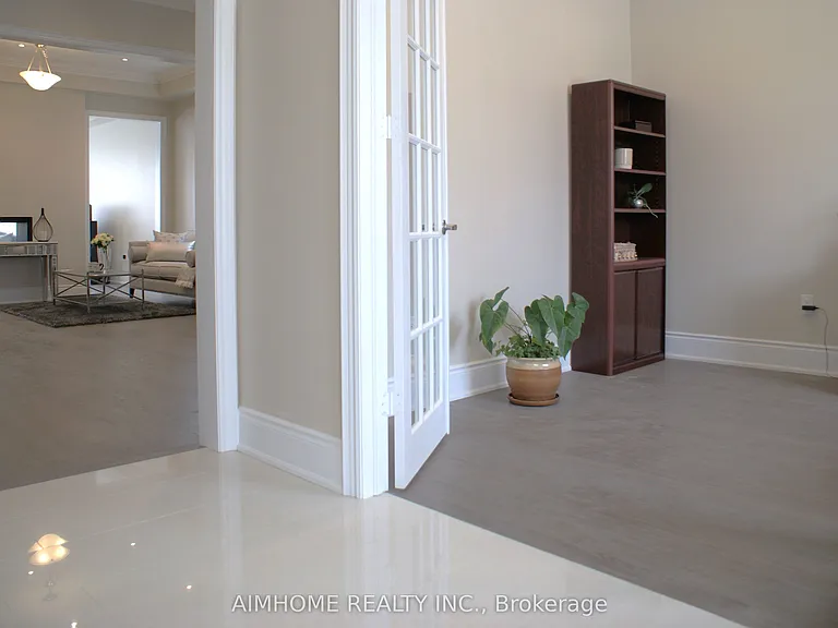 39 Scrivener Dr — Photo 5