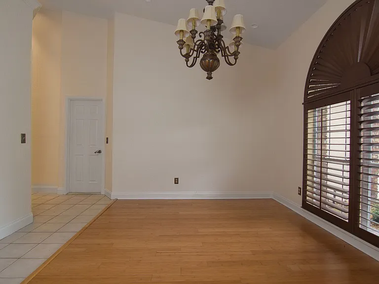 7725 Apple Tree Cir — Photo 10