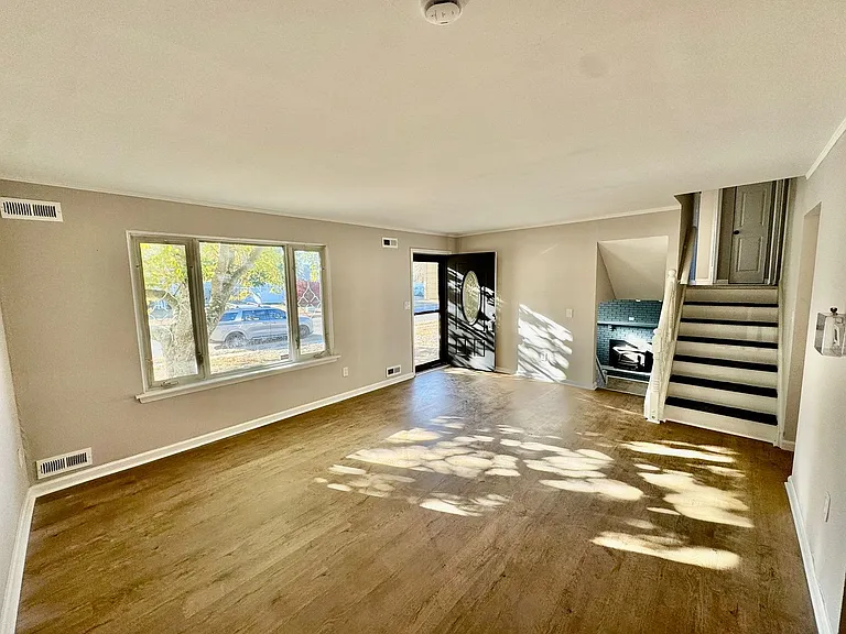 16 Indian Hill Ln — Photo 2