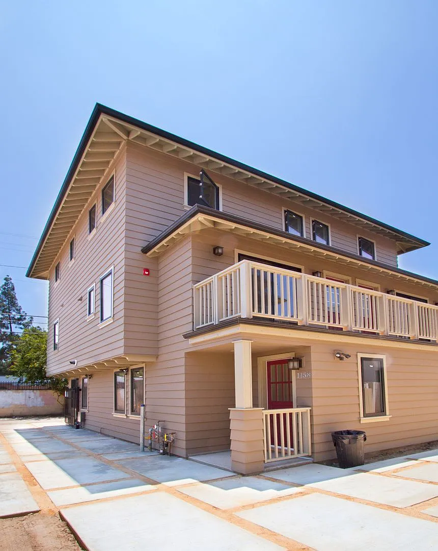 Ideal Off-Campus Housing for USC Students at 1162 W 29th Street — Photo 1