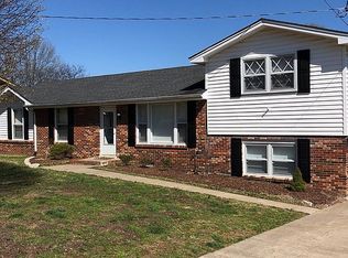 123 Susan Dr, Hendersonville, TN 37075