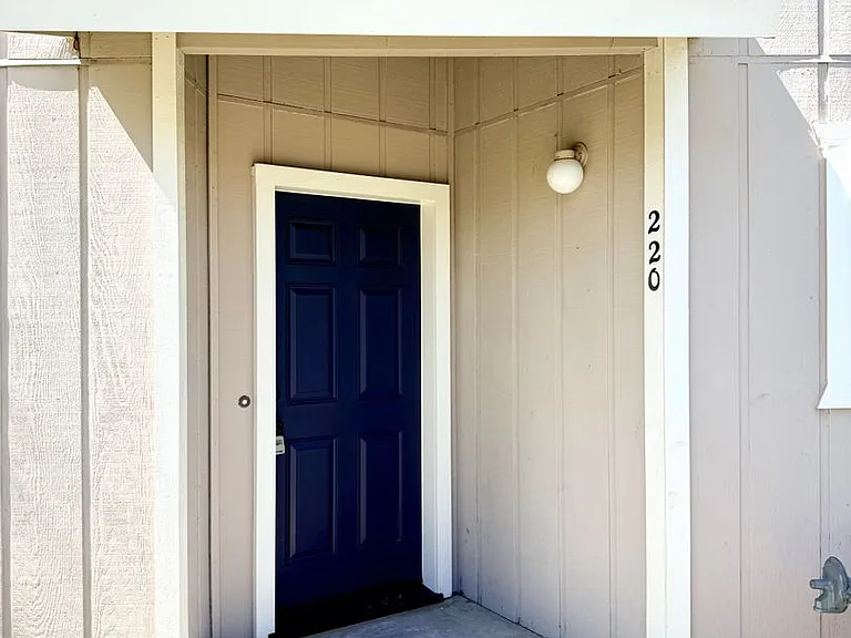 220 N R St — Photo 2