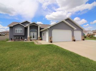3416 Woodside Cir SE, Minot, ND 58701