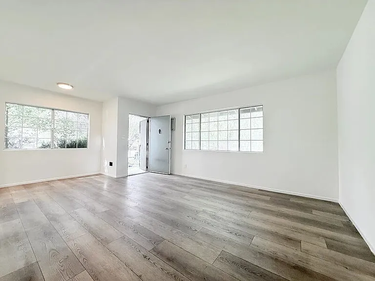 10565 Camarillo St — Photo 7