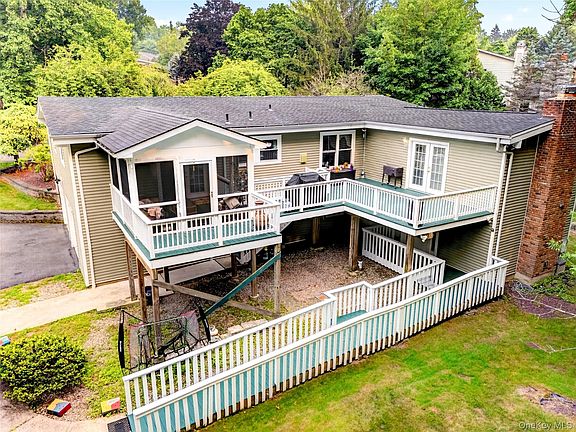 3rd image of 105 Robinhood Lane
