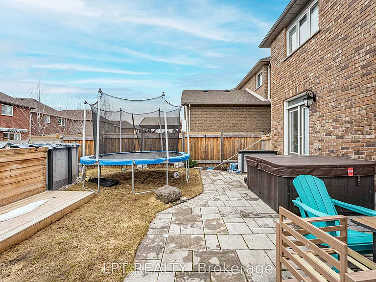 82 Nathan Cres — Photo 35